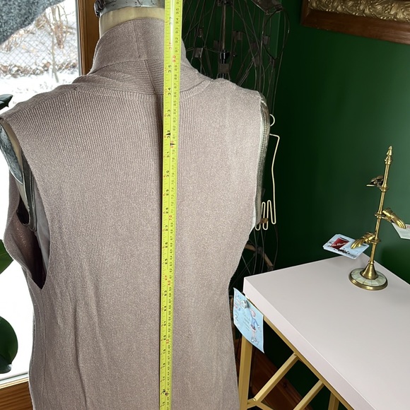 Neutral cardi perfect for the office or office party. - Picture 5 of 8